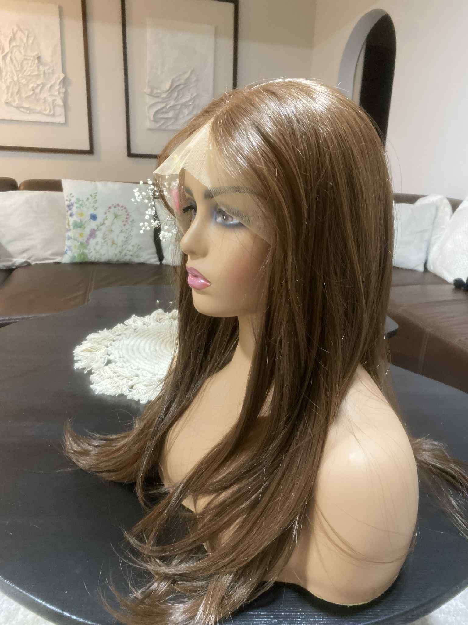 Hosszú világosbarna lace front hálós paróka